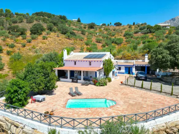 3-bedroom Villa In Riogordo, Spain (229 M²)