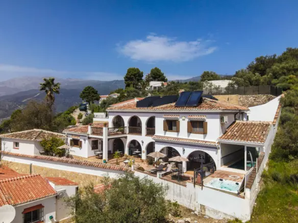 5-bedroom Villa In Cómpeta, Spain (567 M²)