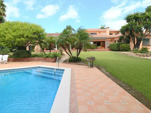 6-bedroom Villa In Estepona, Spain (531 M²)