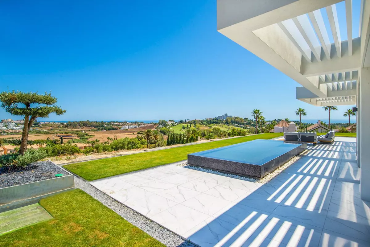 3-bedroom Apartment In Estepona, Spain (180 M²)