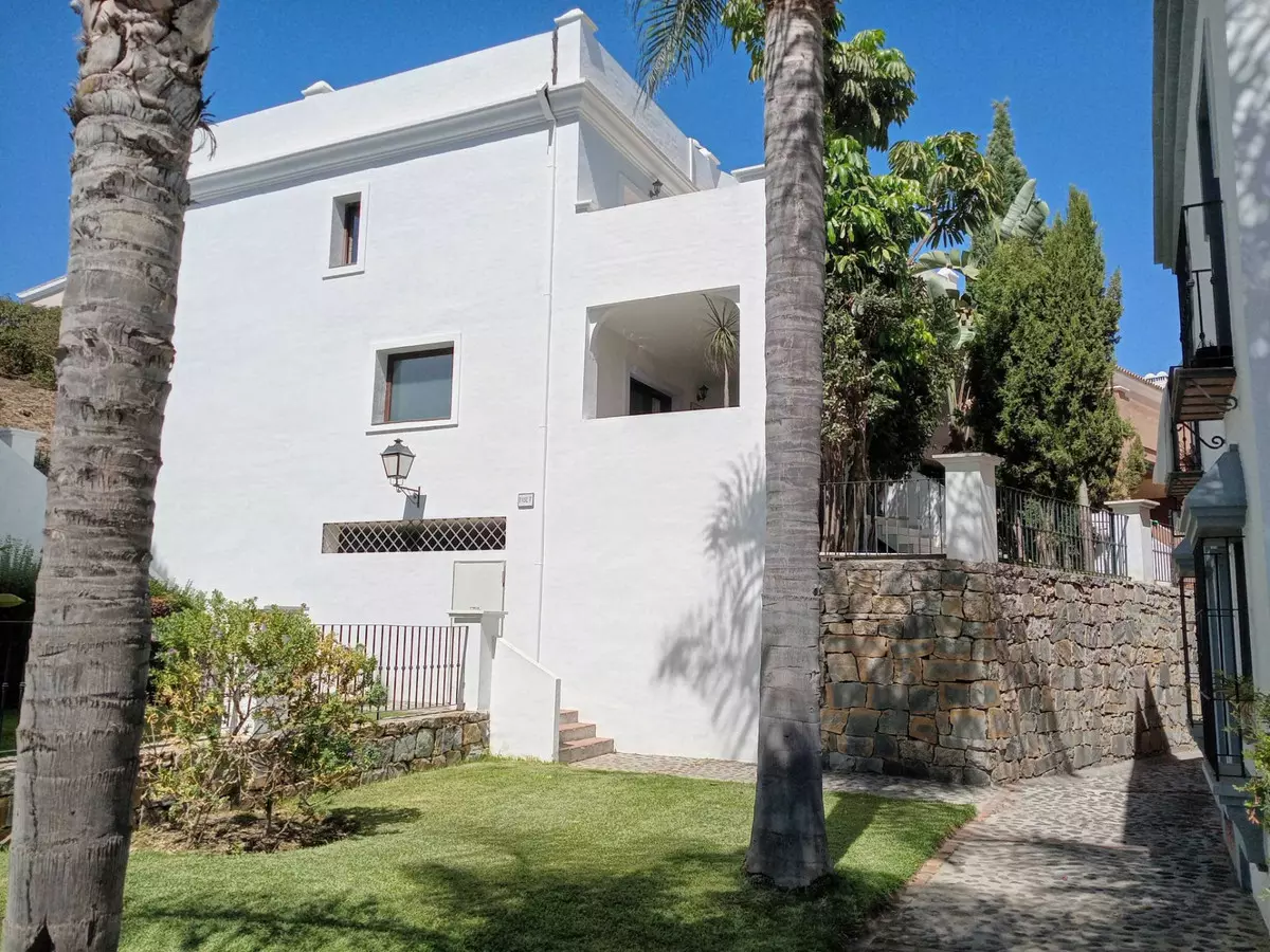 3-bedroom Town House In Estepona, Spain (249 M²)