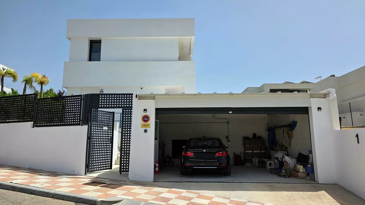3-bedroom Villa In Manilva, Spain (218 M²)