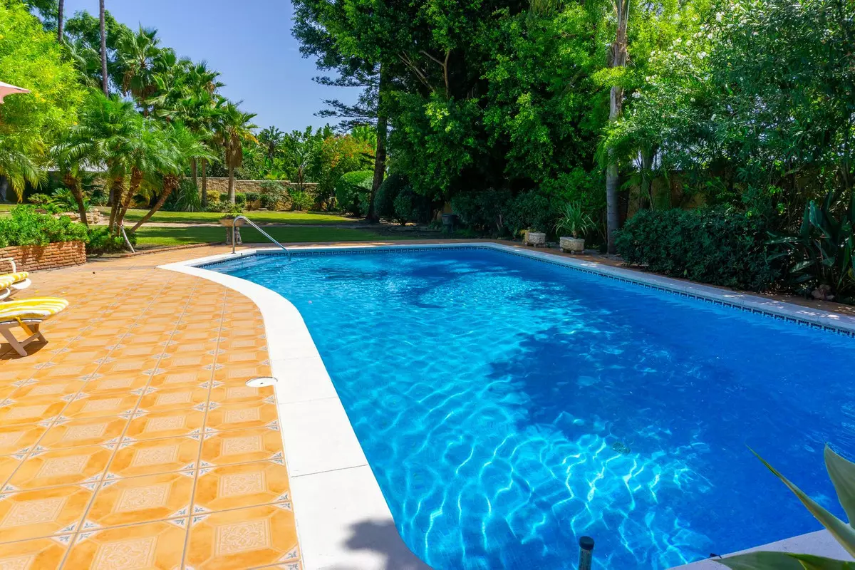 6-bedroom Villa In Estepona, Spain (531 M²)