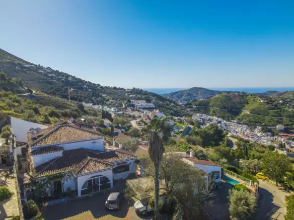 5-bedroom Villa In Cómpeta, Spain (567 M²)