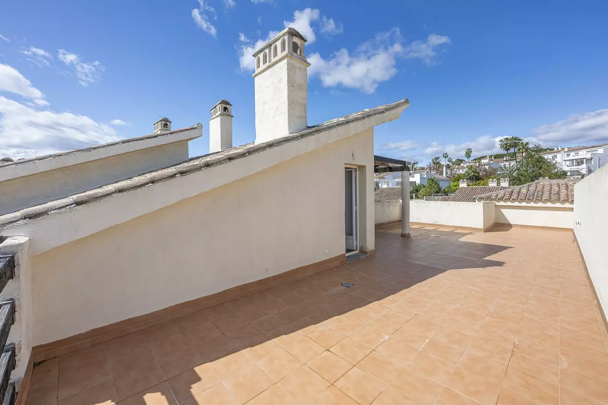 1-bedroom Apartment In Estepona, Spain (90 M²)