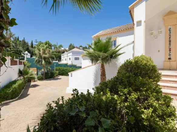 7-bedroom Villa In Estepona, Spain (1.425 M²)