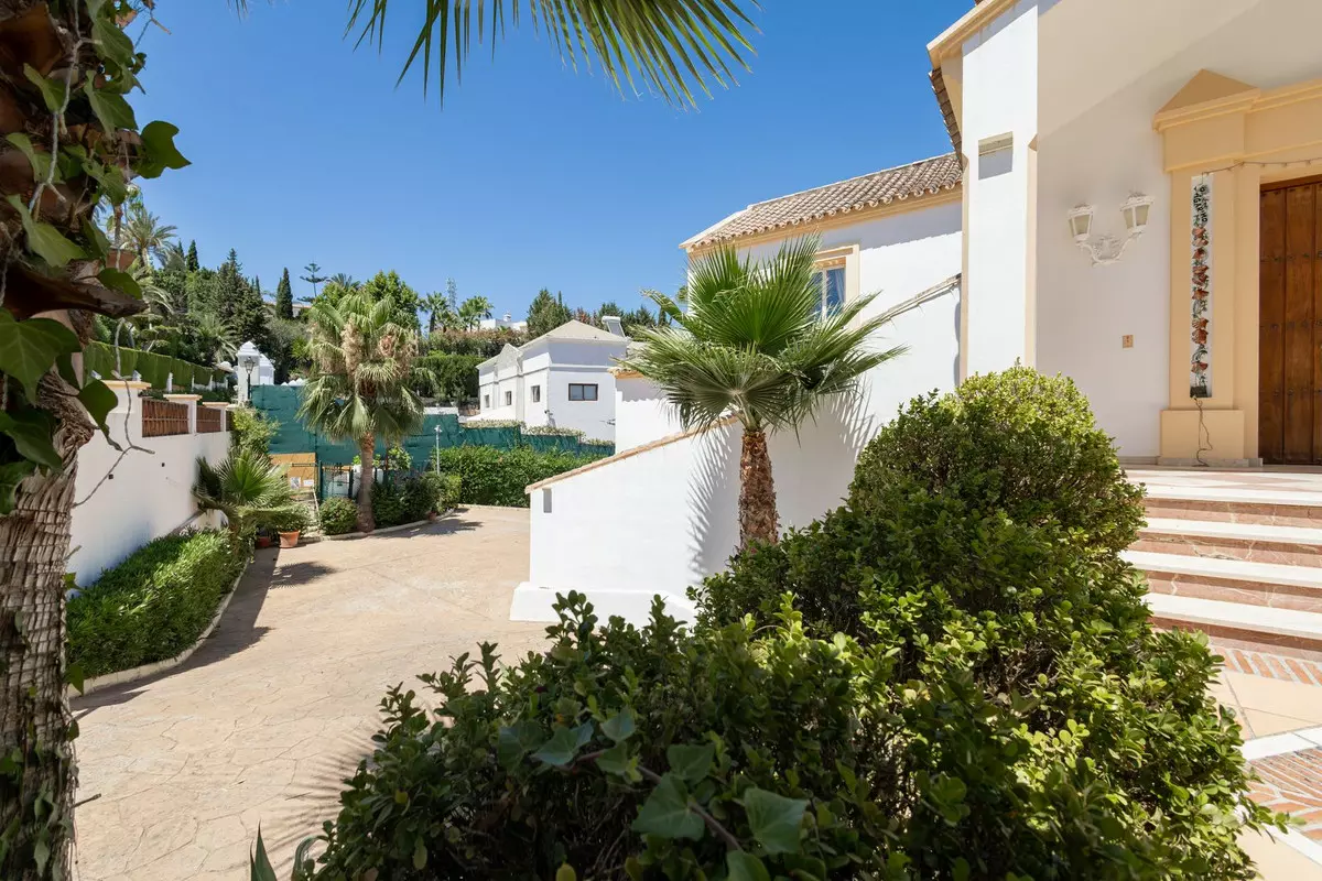 7-bedroom Villa In Estepona, Spain (1.425 M²)