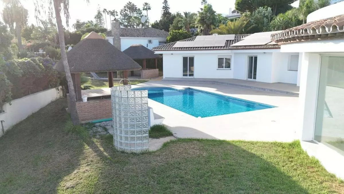 4-bedroom Villa In Estepona, Spain (380 M²)