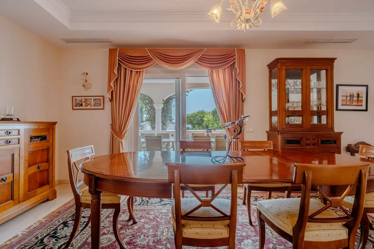 5-bedroom Villa In Estepona, Spain (282 M²)