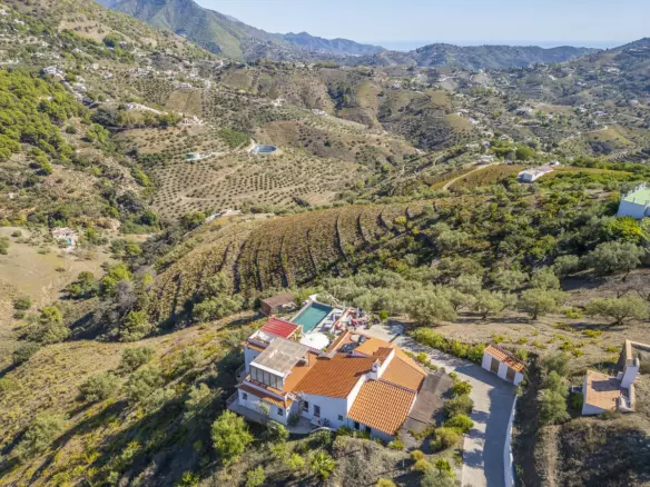 4-bedroom Villa In Cómpeta, Spain (227 M²)