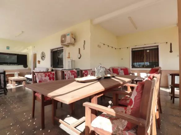 6-bedroom Villa In Crevillent, Spain (291 M²)