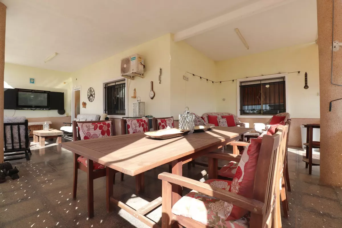 6-bedroom Villa In Crevillent, Spain (291 M²)