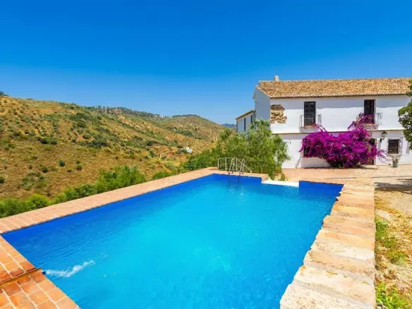 8-bedroom Country House In Colmenar, Spain (1.094 M²)