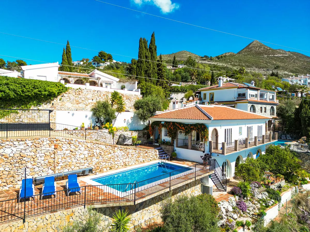 5-bedroom Villa In Cómpeta, Spain (299 M²)