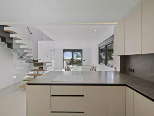 3-bedroom Apartment In Estepona, Spain (180 M²)