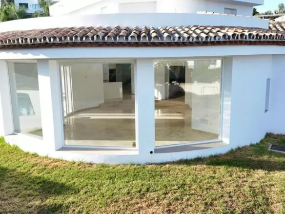 4-bedroom Villa In Estepona, Spain (380 M²)