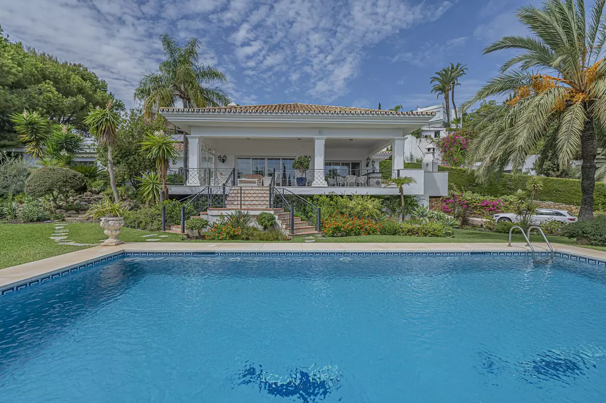 4-bedroom Villa In Estepona, Spain (384 M²)