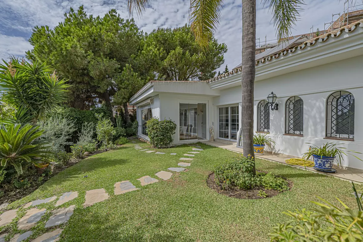 4-bedroom Villa In Estepona, Spain (384 M²)