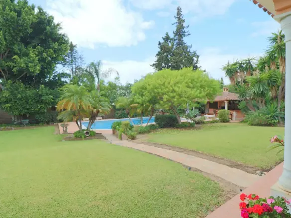 6-bedroom Villa In Estepona, Spain (531 M²)