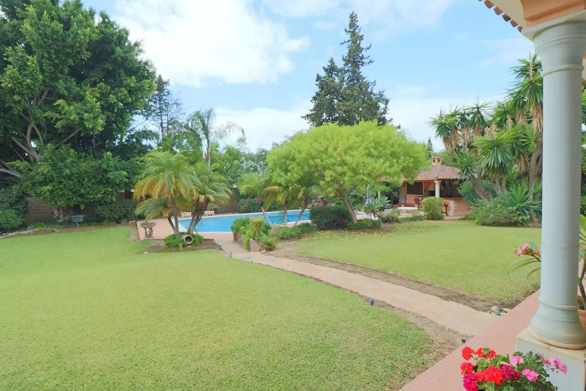 6-bedroom Villa In Estepona, Spain (531 M²)