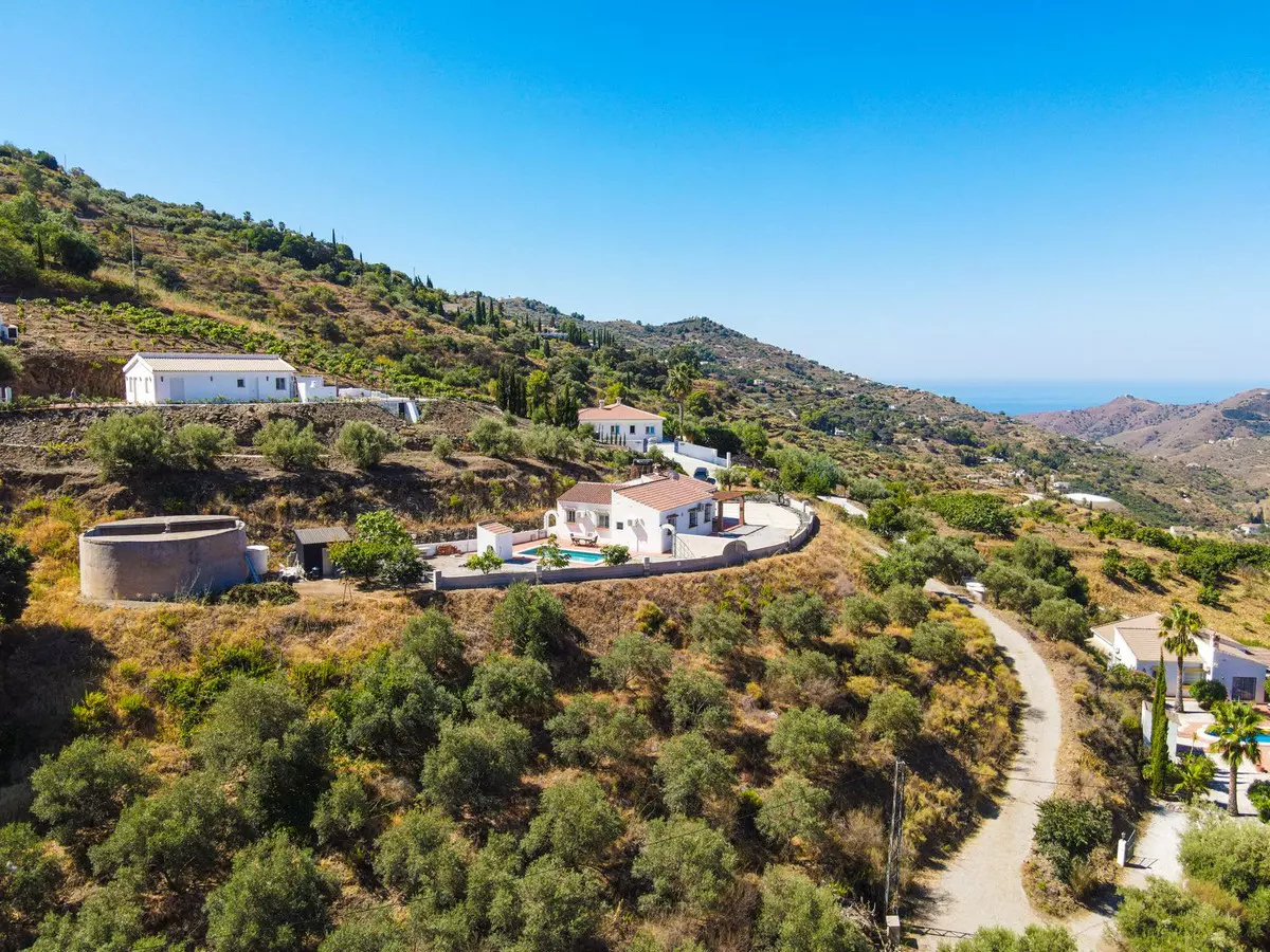 3-bedroom Country House In Cómpeta, Spain (178 M²)