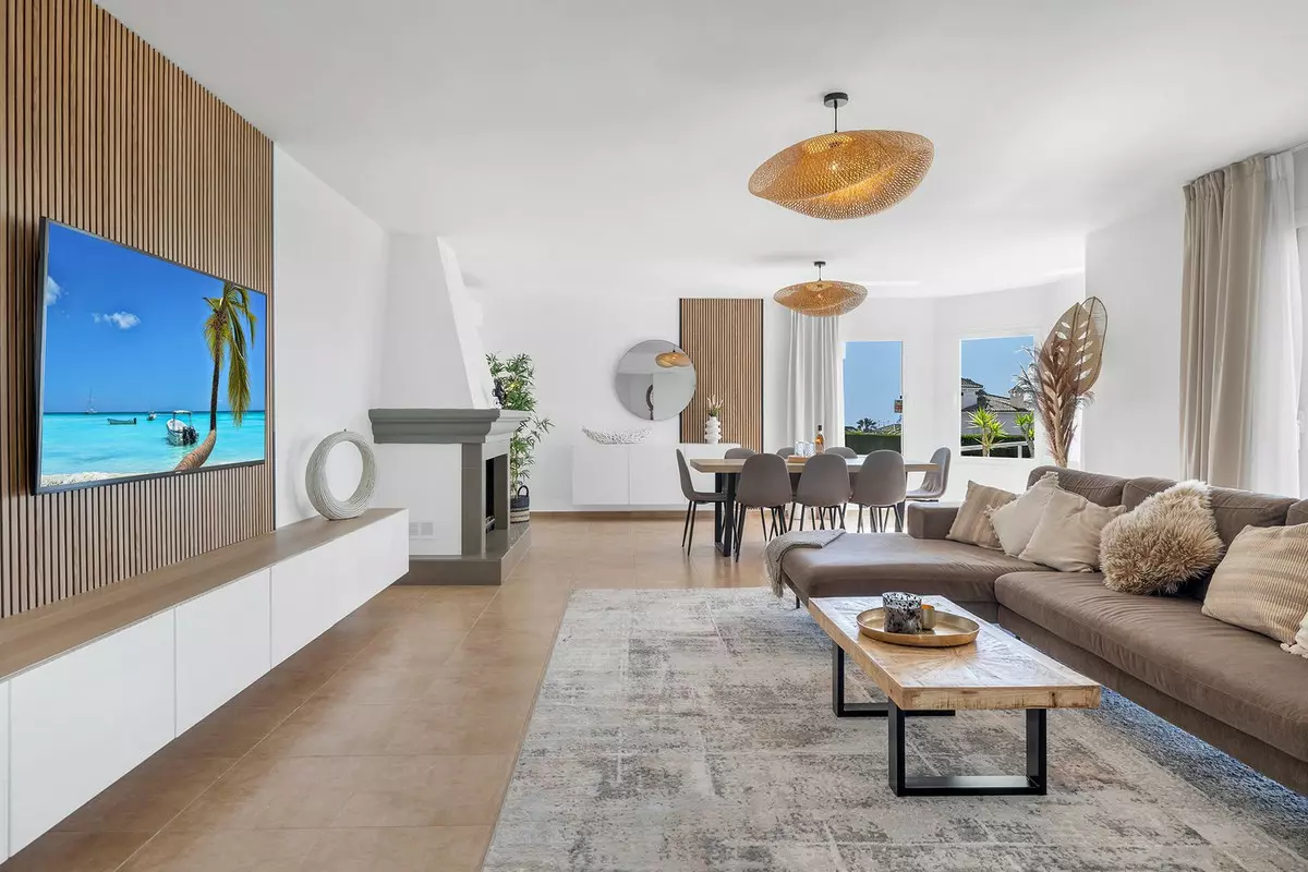 6-bedroom Villa In Estepona, Spain (483 M²)