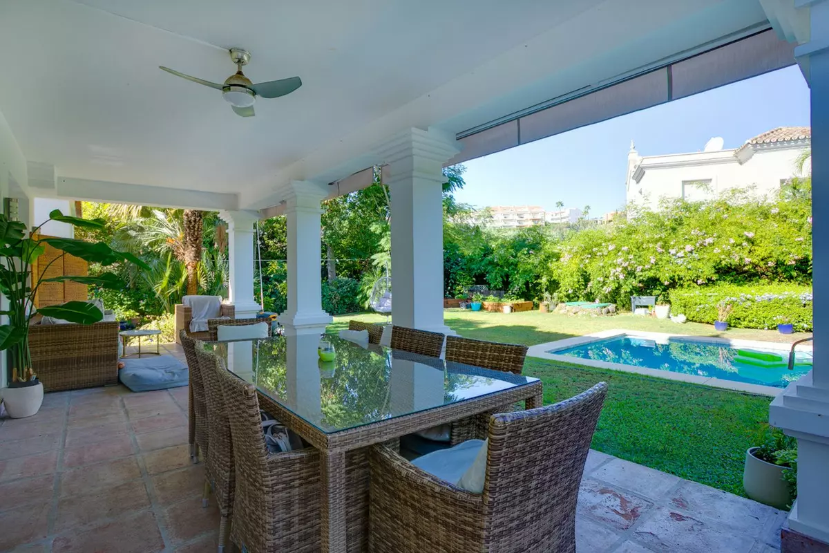 3-bedroom Villa In Estepona, Spain (238 M²)