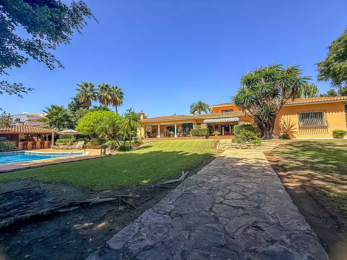 6-bedroom Villa In Estepona, Spain (531 M²)