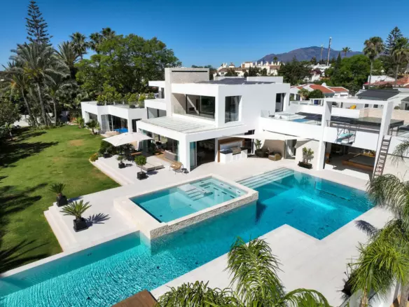 7-bedroom Villa In Estepona, Spain (1.373 M²)