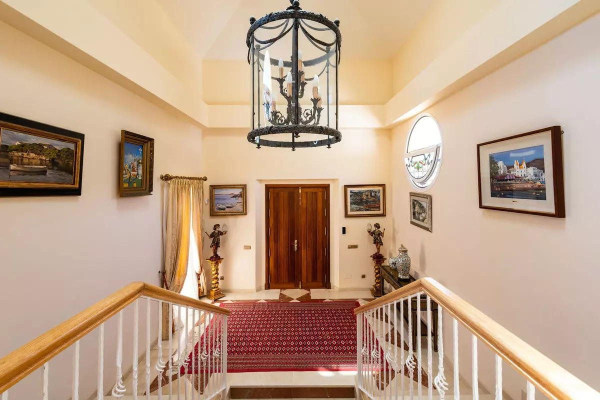 7-bedroom Villa In Estepona, Spain (1.425 M²)