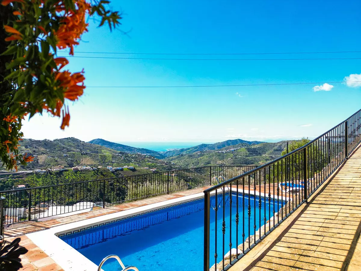 5-bedroom Villa In Cómpeta, Spain (299 M²)