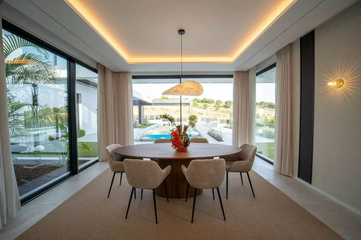 6-bedroom Villa In Estepona, Spain (1.182 M²)