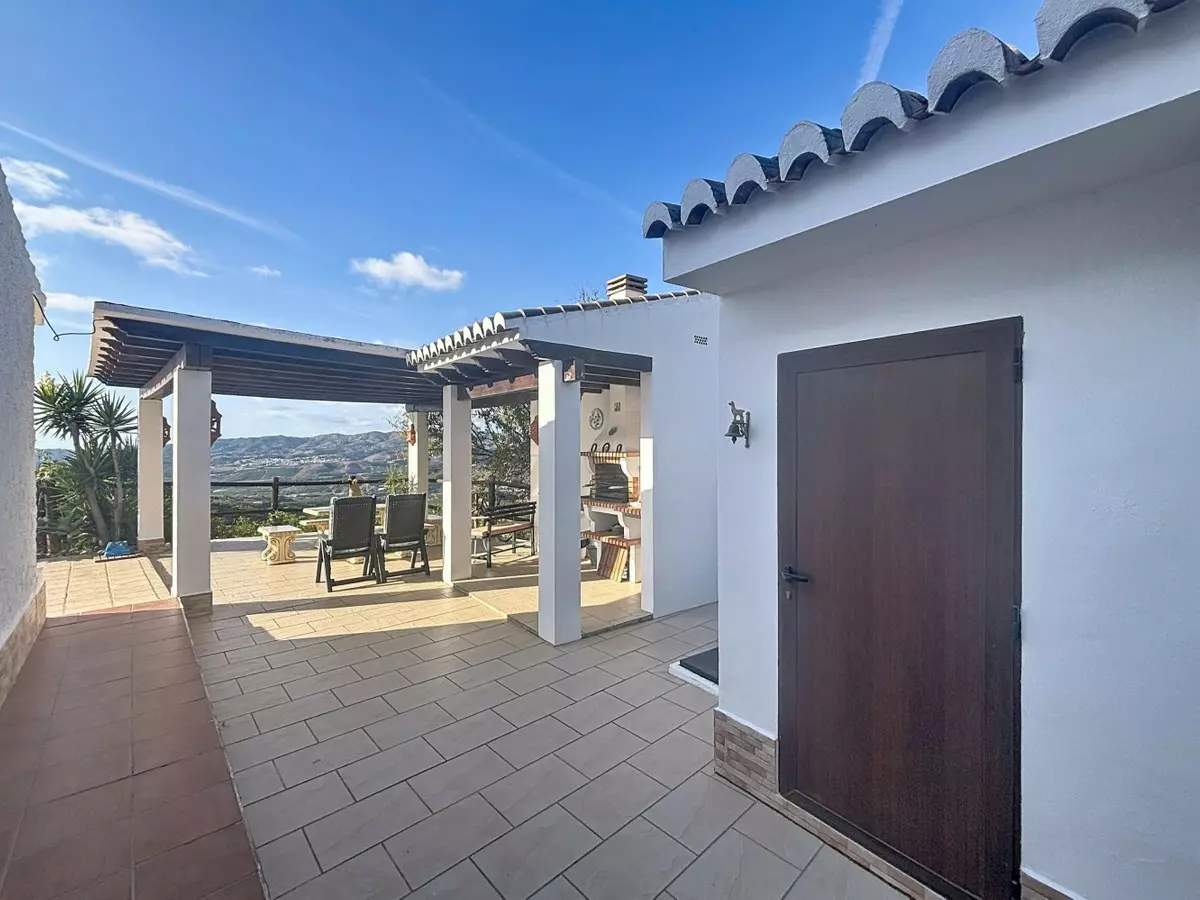 3-bedroom Villa In Vélez – Málaga, Spain (124 M²)