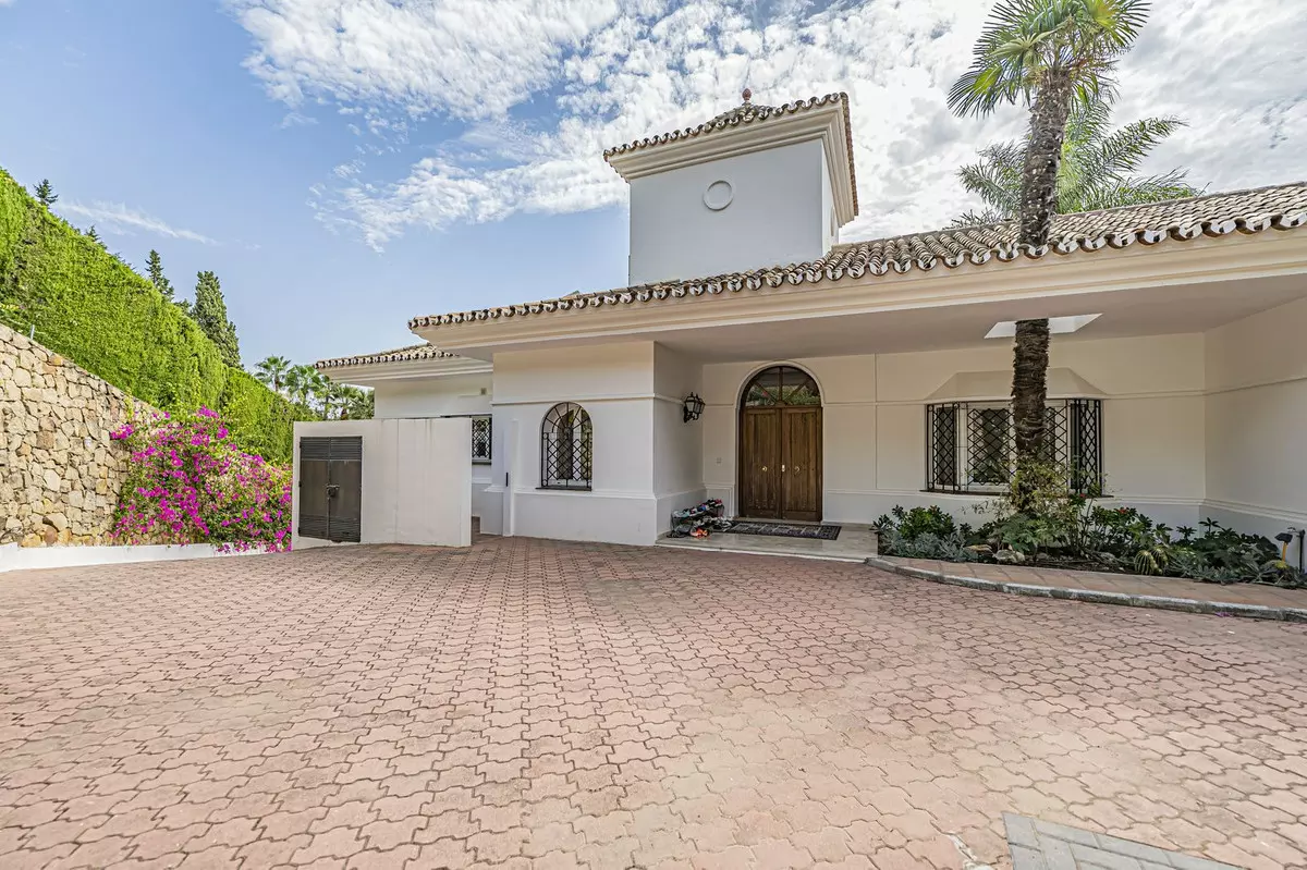 4-bedroom Villa In Estepona, Spain (384 M²)