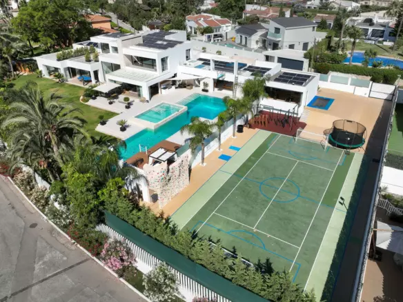 7-bedroom Villa In Estepona, Spain (1.373 M²)