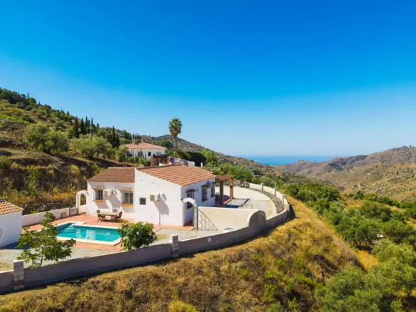3-bedroom Country House In Cómpeta, Spain (178 M²)