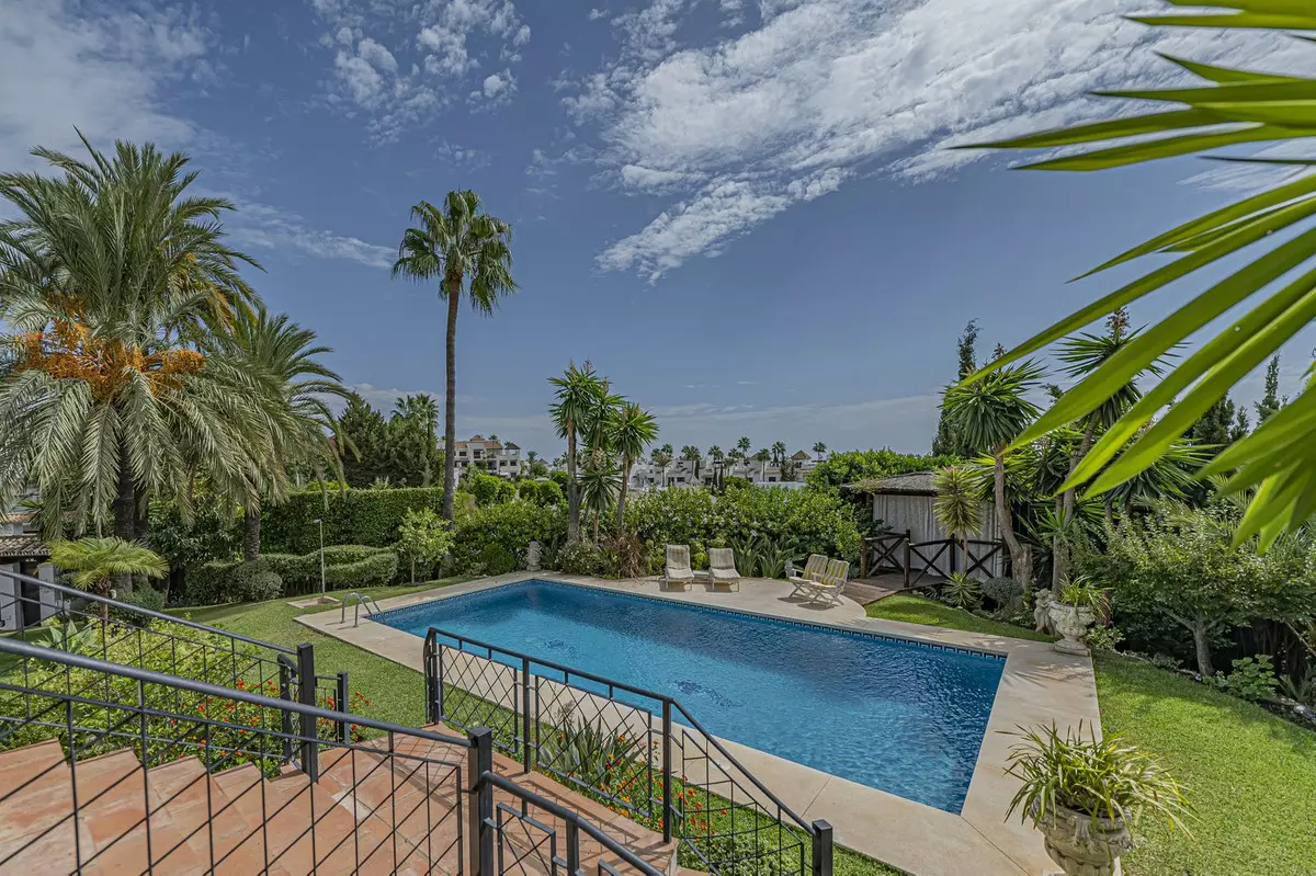 4-bedroom Villa In Estepona, Spain (384 M²)