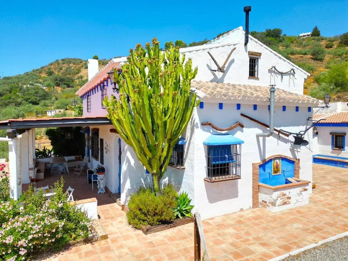 3-bedroom Villa In Riogordo, Spain (229 M²)