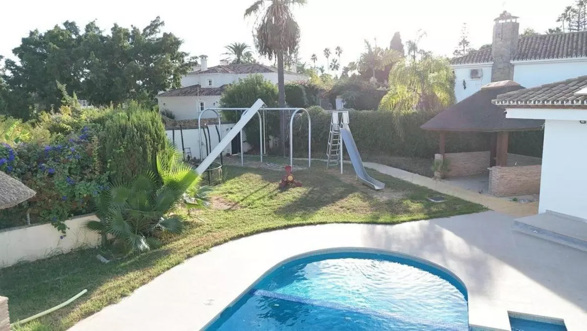 4-bedroom Villa In Estepona, Spain (380 M²)