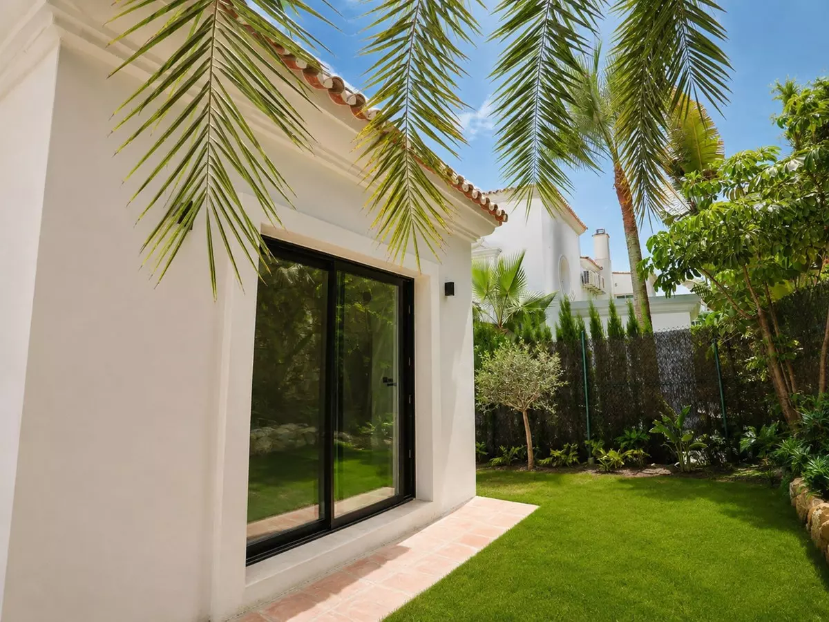 6-bedroom Villa In Estepona, Spain (399 M²)
