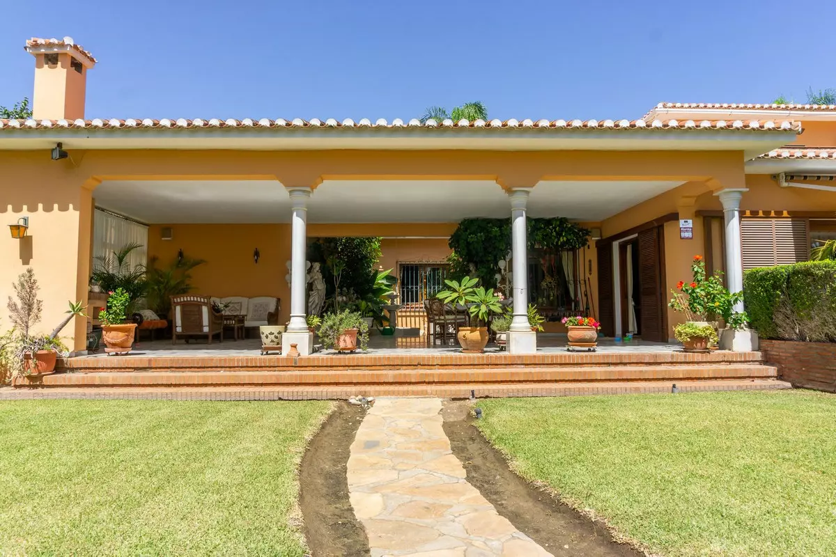 6-bedroom Villa In Estepona, Spain (531 M²)