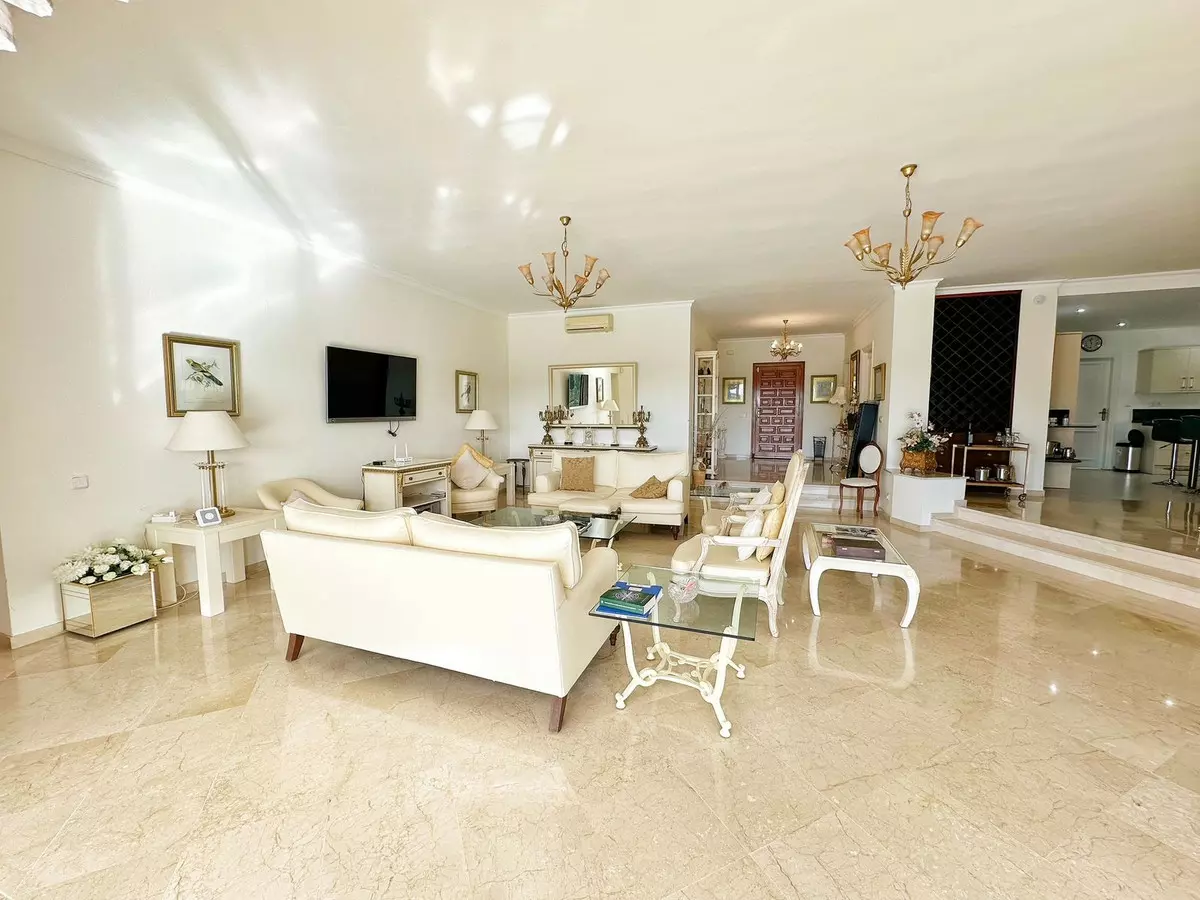 4-bedroom Villa In Estepona, Spain (450 M²)