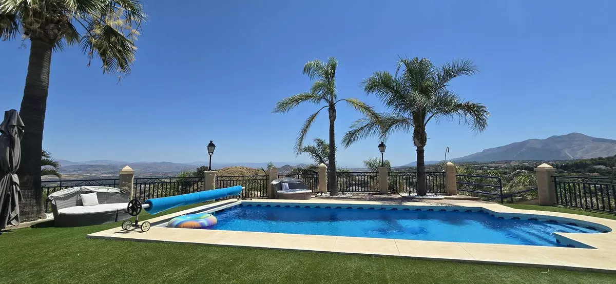 5-bedroom Country House In Coín, Spain (197 M²)