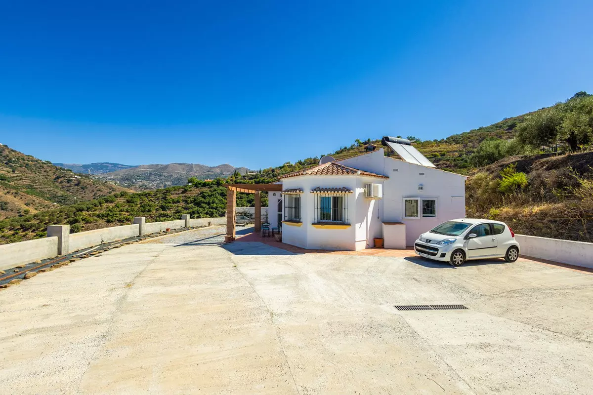 3-bedroom Country House In Cómpeta, Spain (178 M²)
