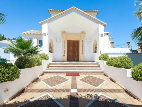 7-bedroom Villa In Estepona, Spain (1.425 M²)
