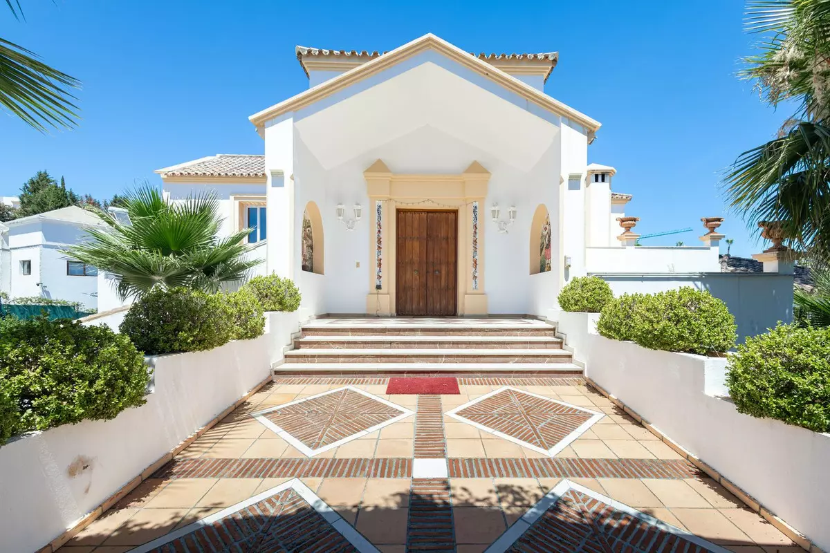 7-bedroom Villa In Estepona, Spain (1.425 M²)