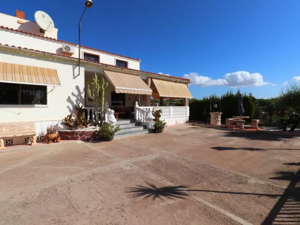 6-bedroom Villa In Crevillent, Spain (291 M²)