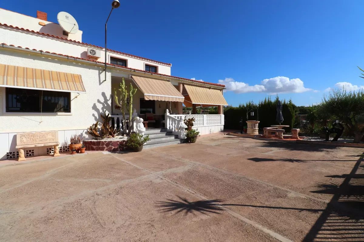 6-bedroom Villa In Crevillent, Spain (291 M²)