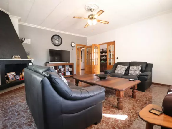 6-bedroom Villa In Crevillent, Spain (291 M²)