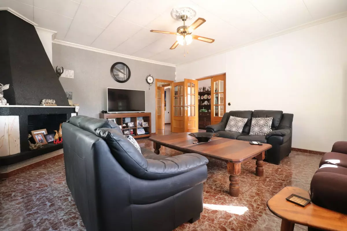 6-bedroom Villa In Crevillent, Spain (291 M²)